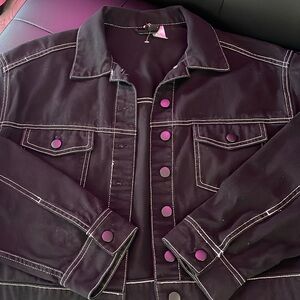 H&M Black denim jacket with white stitching 🖤🤍